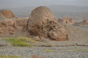 沙漠中的古老土堆遗迹