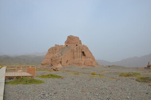 沙漠中的古老土筑遗迹