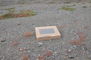 砾石地面上的方形物件