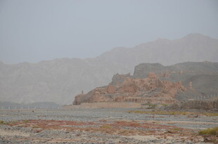 荒漠中的山峦与开阔地带