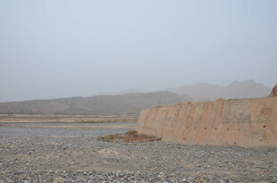 荒漠中的古老土墙遗迹