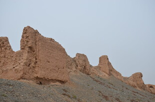 古老壮观的土筑城墙遗迹