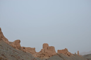 沙漠中的古老土筑遗迹