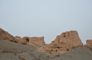 沙漠中的古老土筑遗迹