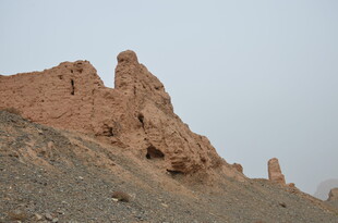 古老土筑遗迹屹立山间