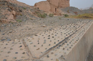 沙漠中的古老石砌遗迹