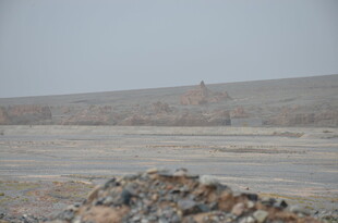 荒凉沙漠中的孤独建筑