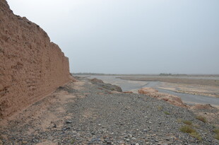 戈壁边的古老土墙景观