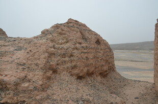 沙漠中的独特土堆景观