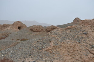 沙漠中的古老土筑遗迹