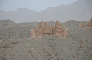 戈壁中的古老城堡遗迹