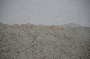 荒凉沙漠中的起伏地貌