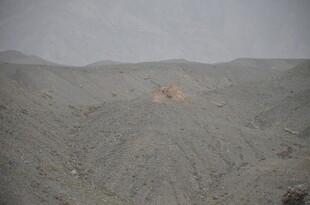 荒凉沙漠中的孤独建筑