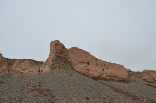 荒凉山丘上的奇特土岩