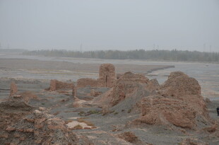 荒凉沙漠中的古老遗迹