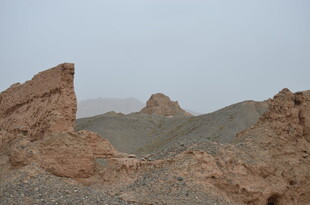 荒凉戈壁中的奇特岩石