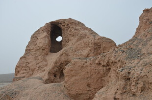 沙漠中的奇特孔洞岩石