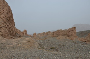 荒凉戈壁中的古老土堆遗迹