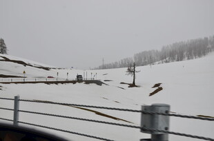 雪覆原野的铁路景象