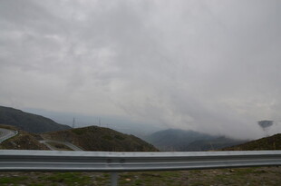 山间公路云雾缭绕景象