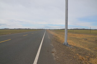 空旷公路旁的电线杆