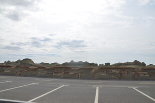 空旷停车场与远处建筑