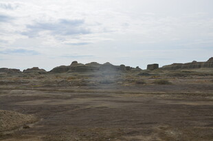 荒凉旷野中的独特地貌景观