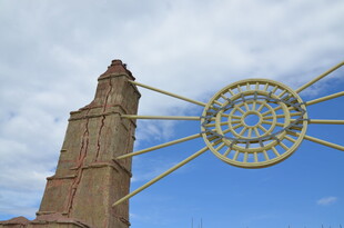 古老塔楼旁的精美圆形装置