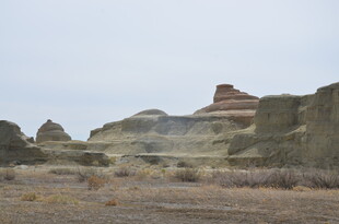 荒凉戈壁中的独特地貌