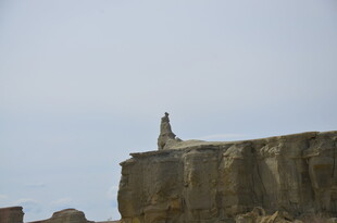 悬崖顶端的孤独身影