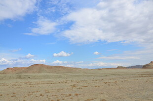 广袤荒原上的蓝天白云