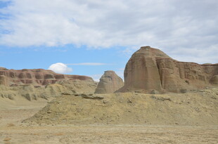 荒漠中的奇特土丘景观
