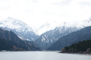 雪山下的宁静湖泊