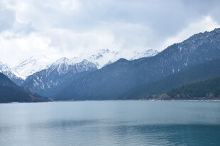 宁静山水间的湖光山色