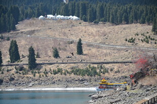 湖畔山林间的工程作业场景