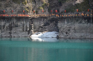 青山绿水间的白色游艇