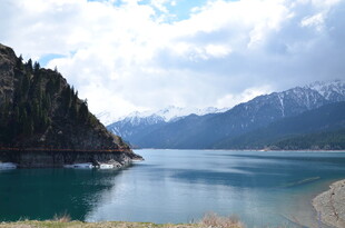 美丽湖畔山水风光景色