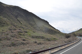 蜿蜒公路旁的铁轨与山丘