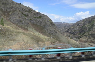 山间公路边的多彩景象