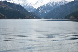 宁静山水间的澄澈湖泊