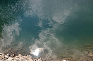 清澈湖水与岸边景致