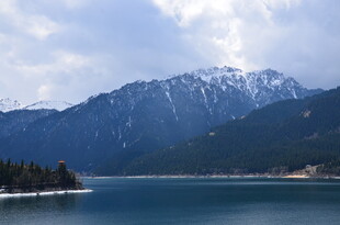 雪山下的宁静湖泊