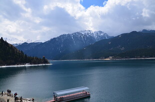 湖畔美景 远山近水游船