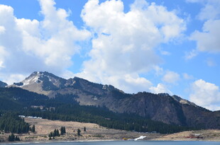 壮丽山景与蓝天白云