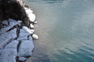 岸边冰块漂浮的清澈水域