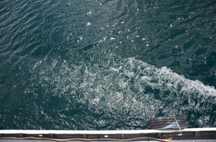 船行海面激起白色浪花
