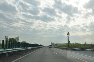 公路风光 天空白云相伴