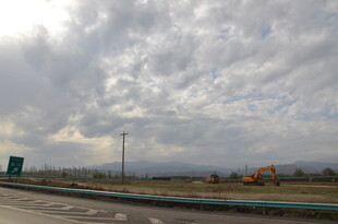 公路边的多云天空景象