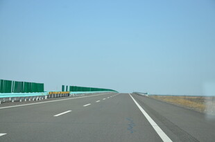 宽阔公路延伸向远方