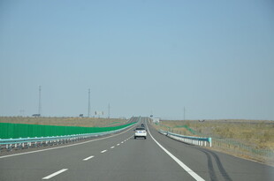 宽阔公路上的车辆行驶